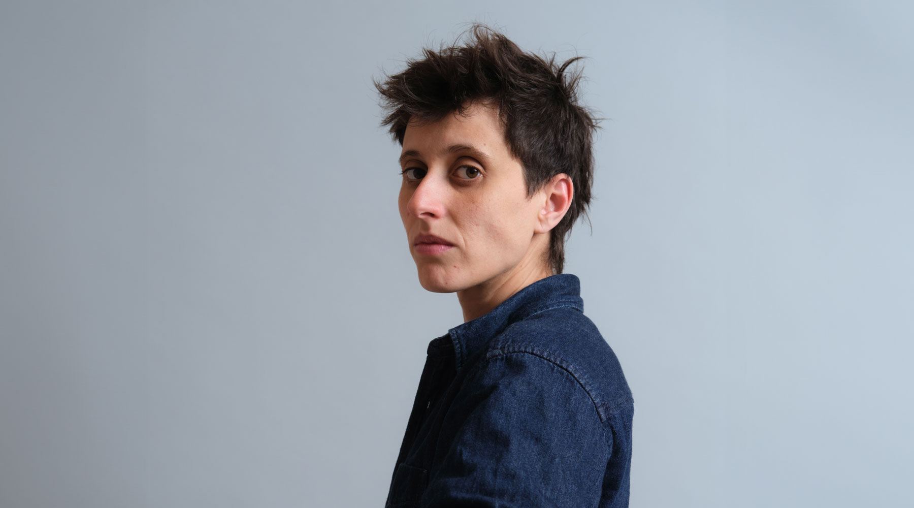 Johana Giacardi est metteuse en scène, autrice et comédienne basée à Marseille, diplômée en 2015 du master « Dramaturgies et écritures scéniques » d’Aix-Marseille Université ; elle fonde l’année suivante la compagnie Les Estivants avec Lisiane Gether, avec laquelle elle crée notamment “Feu !” (2018, 3 bis f, Aix-en-Provence).